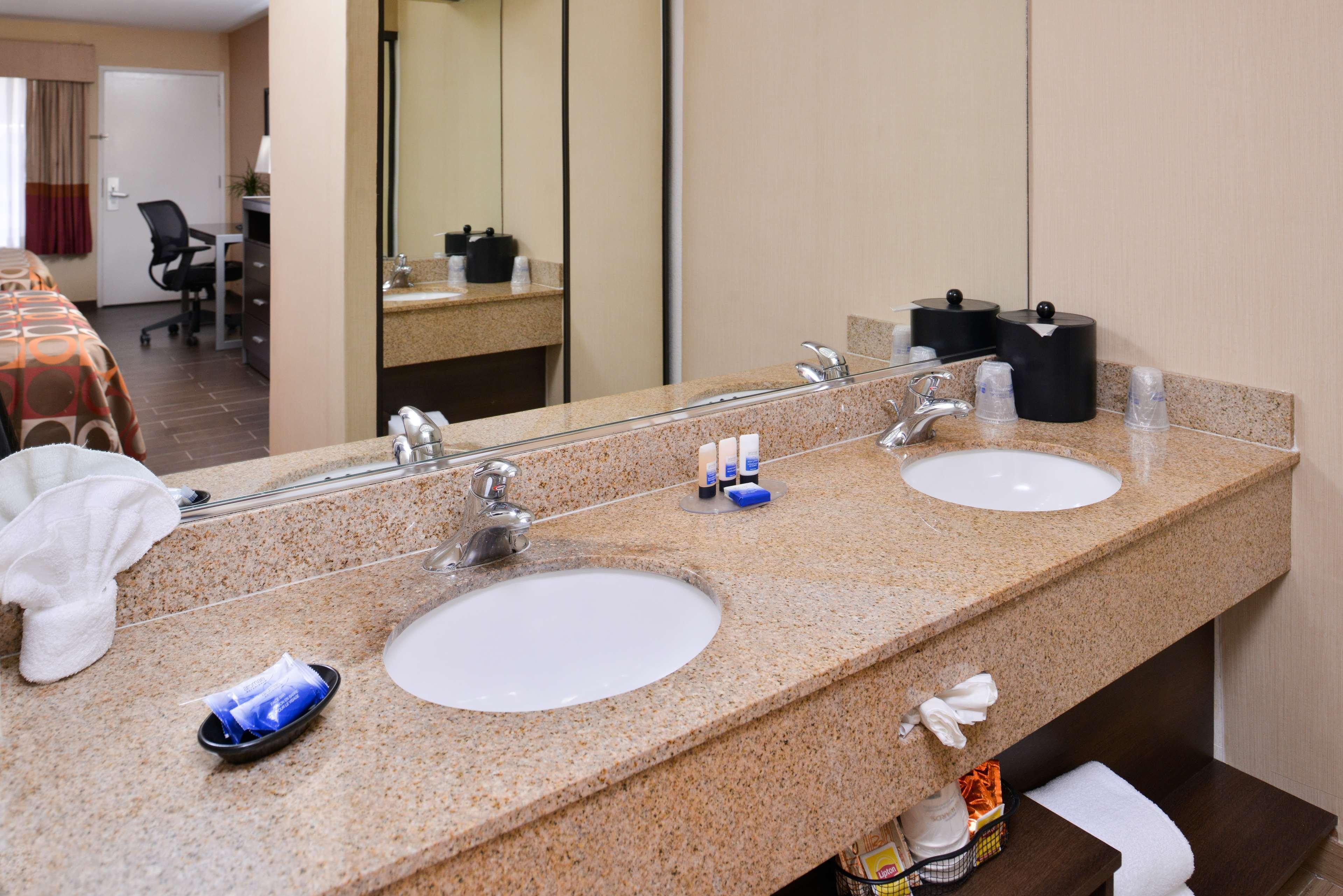 Best Western Plus Raffles Inn & Suites Anaheim Zewnętrze zdjęcie